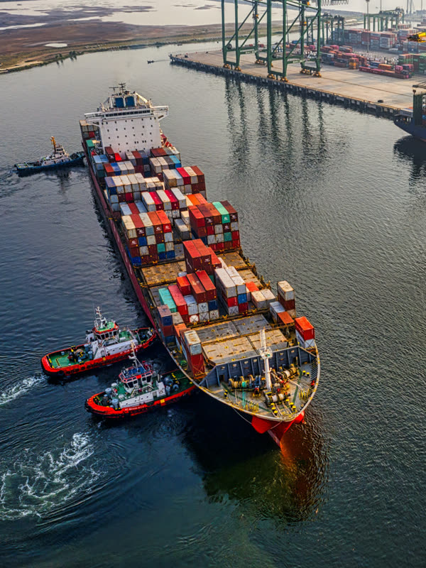 Porte-conteneurs au port — expédition export Prodiconseil